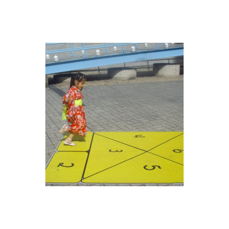 Foto antiga da minha filha Aisha brincando de amarelinha no Carnaval do Sesc da Vila Mariana. Batíamos cartão... Memórias de uma Mãe sem Fronteiras, que se inspira nesse amor que não cabe em fronteiras...