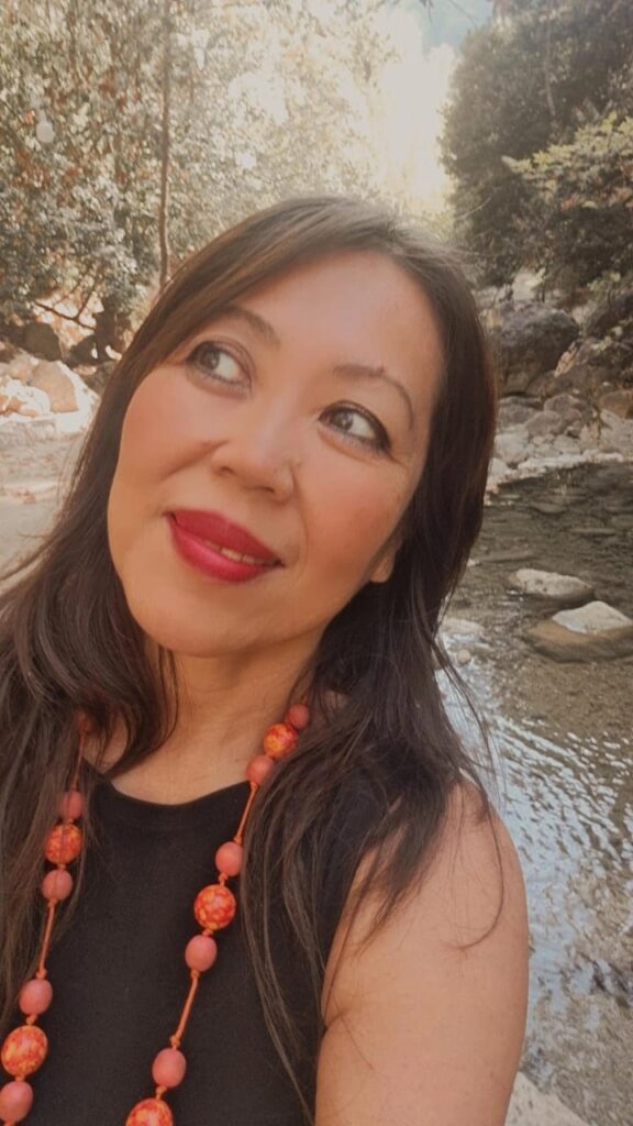 Jeane Satie em um domingo em Yahshoush um refūgio longe de todo o caos de Beirute