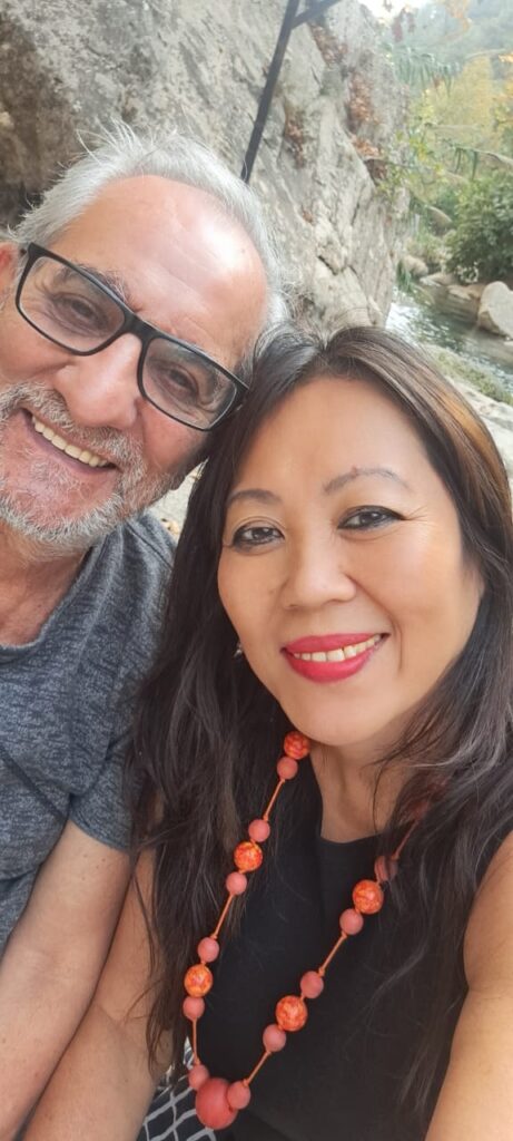 Artista Jeane Satie e seu marido libanês Azmi sentados à beira do Rio Ibrahim em Yahchouch, Líbano