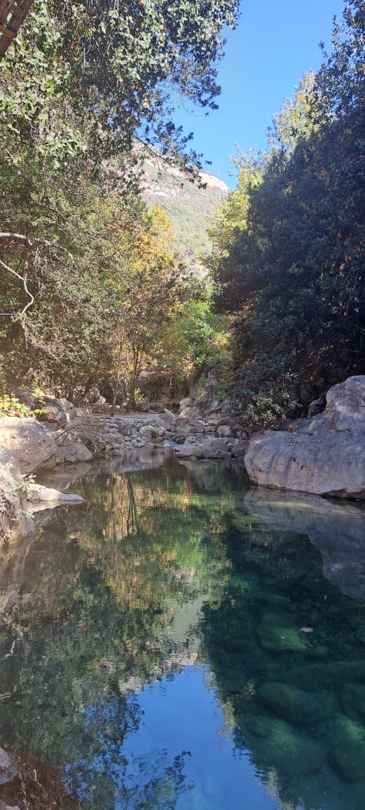 Paisagem do Vale do Rio Ibrahim em Yahchouch, Líbano, mostrando as águas cor de esmeralda e formações rochosas - um refúgio natural perto de Beirute
